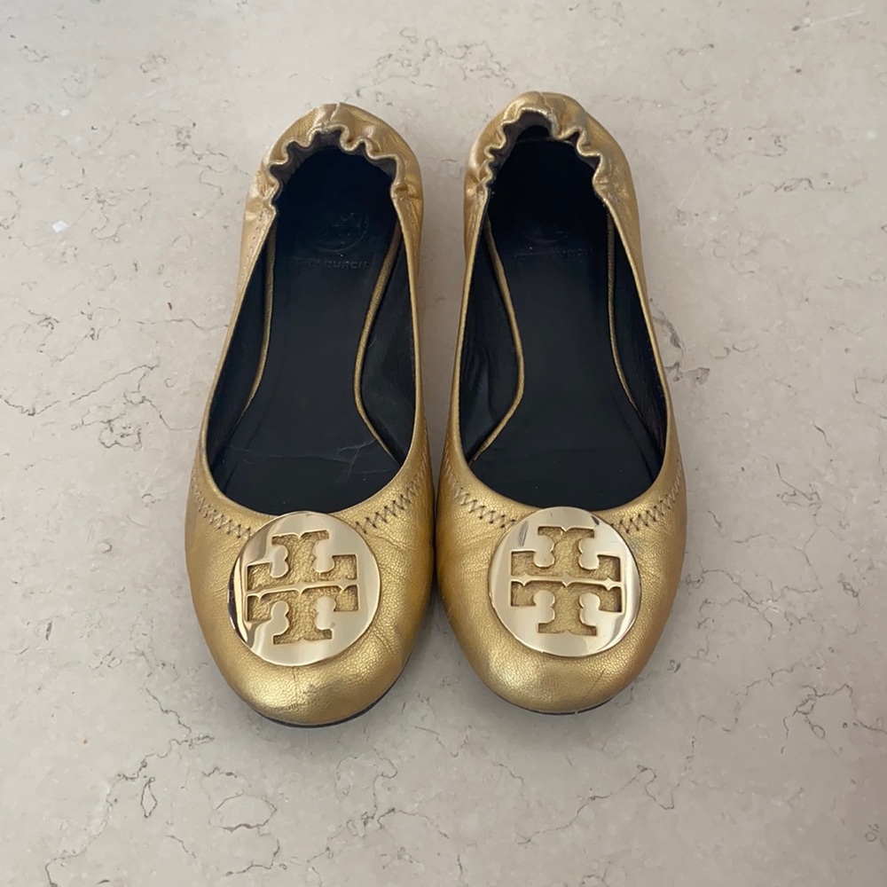 Women’s 7 1/2 Tory Burch golden ballet flats. As seen in pictures